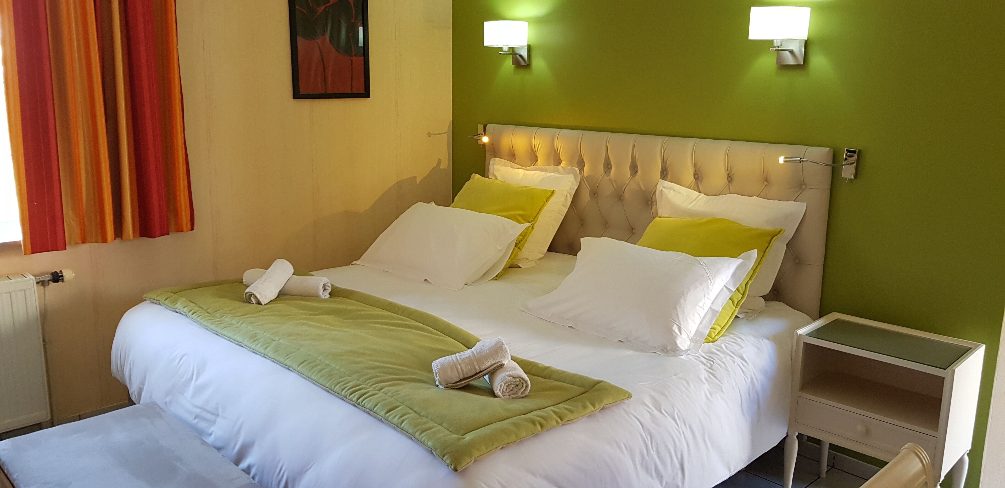 comfort room | desk, soundproofing, free wifi, bed sheets