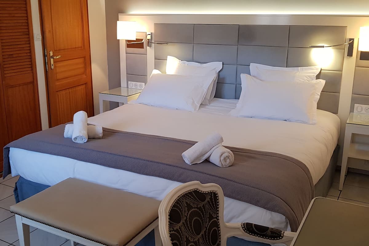 comfort room | desk, soundproofing, free wifi, bed sheets