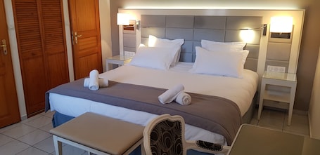 Escritorio, sistema de insonorización, wifi gratis y ropa de cama . Logis HÔTEL L'ENVIE DES METS
