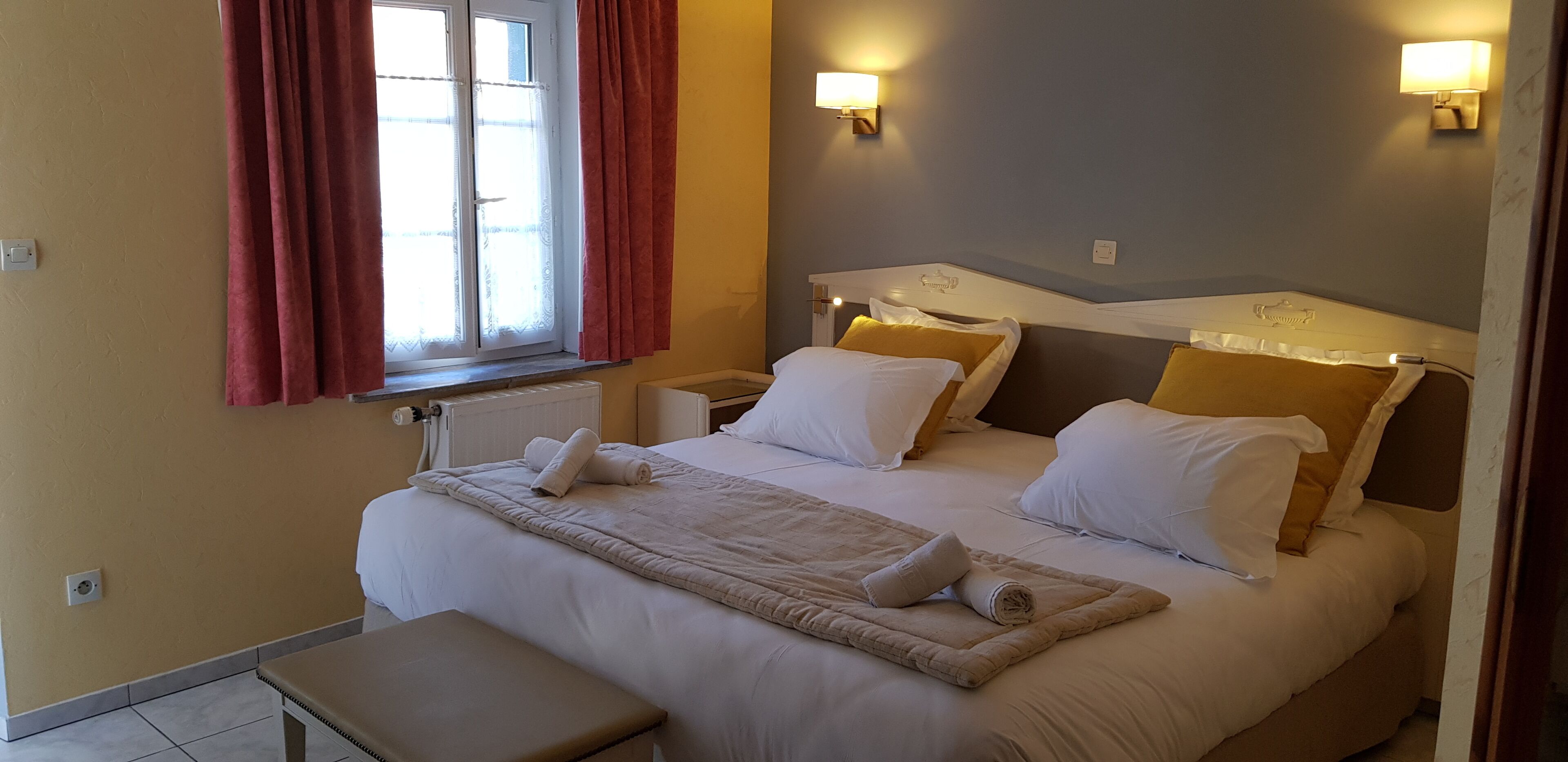 comfort room | desk, soundproofing, free wifi, bed sheets
