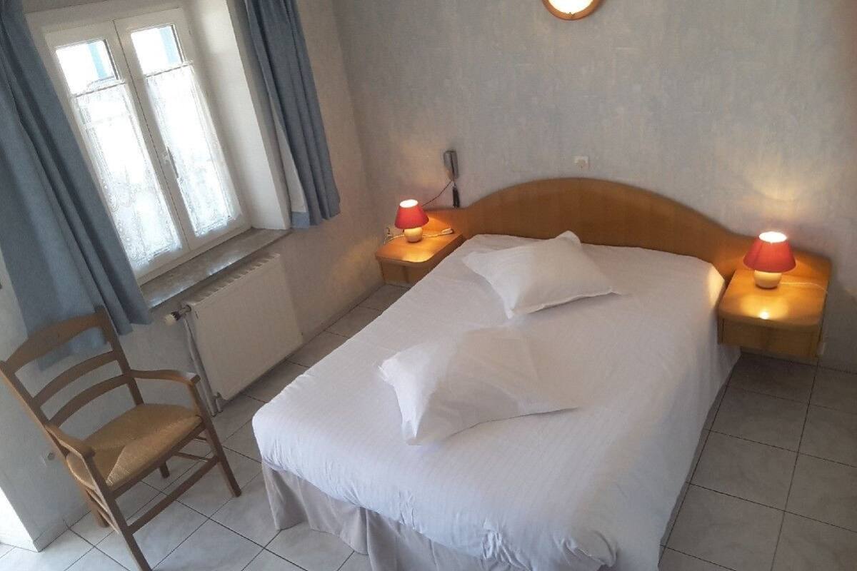 desk, soundproofing, free wifi, bed sheets