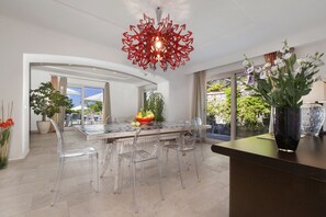 Villa, 6 Schlafzimmer | Essbereich im Zimmer