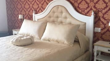 Camera Superior (1) | Copriletto in piuma, una cassaforte in camera