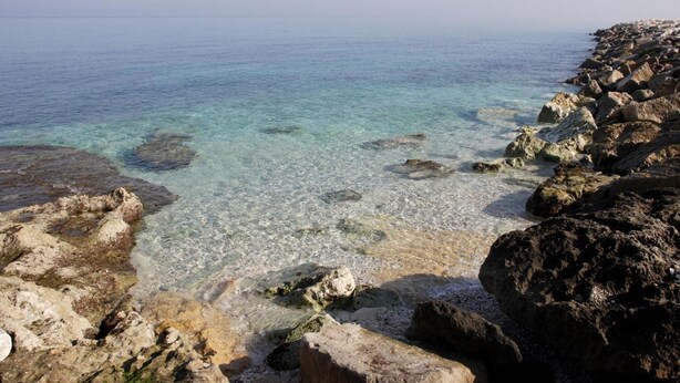 A rocky coastline with clear water and a view of the sea. - B&B Midiè (Fasano)