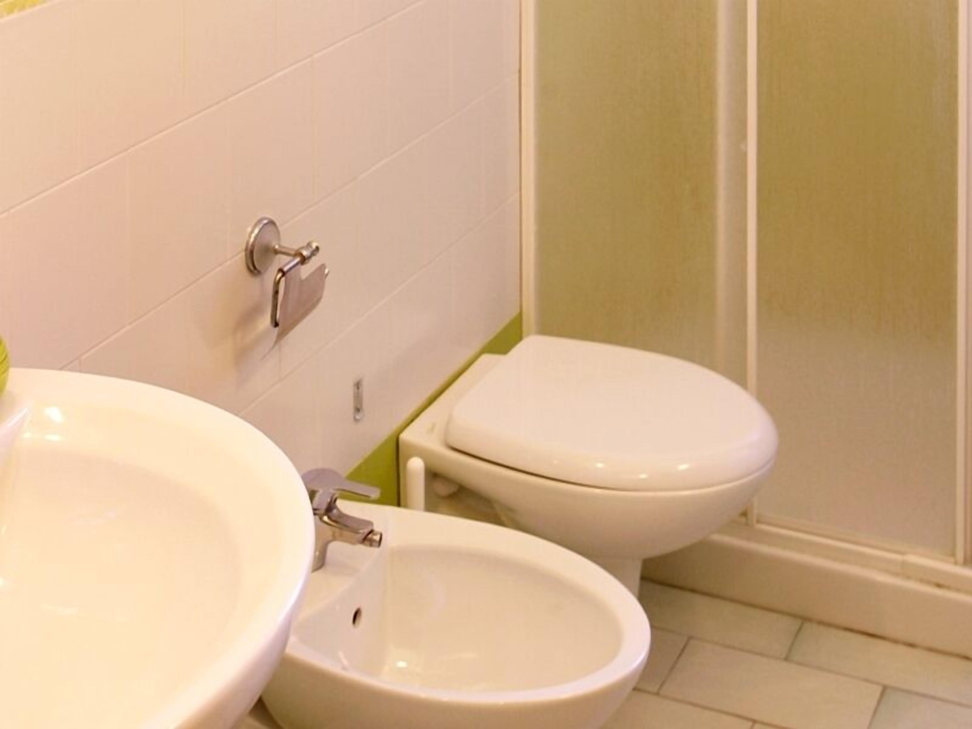 Ein Badezimmer mit Waschbecken, Bidet und Toilette.