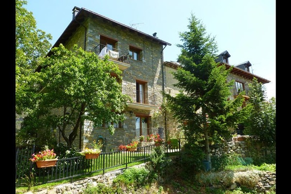 Daily continental breakfast (EUR 6 per person)