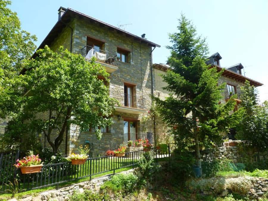 Daily continental breakfast (EUR 6 per person)