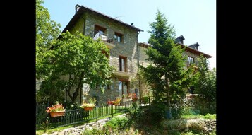 Daily continental breakfast (EUR 6 per person)