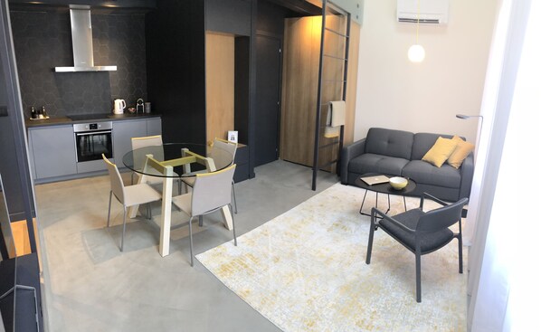 Loft | Living area | 139-cm flat-screen TV with digital channels, Smart TV, Netflix