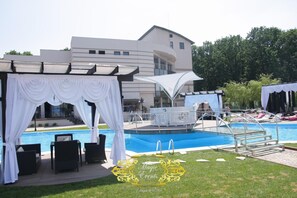 Seasonal outdoor pool, lifeguards on site - Hotel Magic Trivale (Mosoaia)
