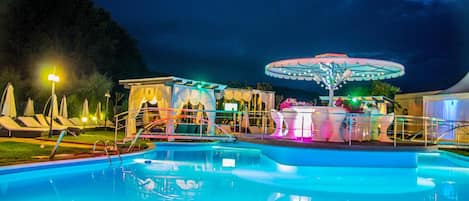 Seasonal outdoor pool, lifeguards on site