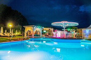 Una piscina al aire libre de temporada, guardavidas en la propiedad