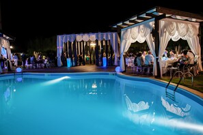 Seasonal outdoor pool, lifeguards on site - Hotel Magic Trivale (Mosoaia)