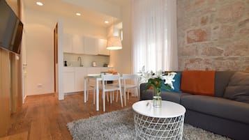 Deluxe Studio, Sea View | Living area