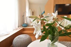 Deluxe Studio, Sea View | Living area | 102-cm flat-screen TV with satellite channels, Smart TV - The Bridge Luxury Apartments (Zadar)