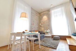 Studio Deluxe, vue mer | Coin séjour | Télévision à écran plat de 102 cm avec chaînes par satellite