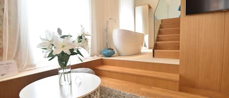 Deluxe Studio, Sea View | In-room safe, soundproofing, iron/ironing board, free cribs/infant beds