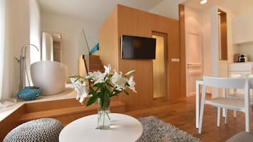 Deluxe Studio, Sea View | Living area