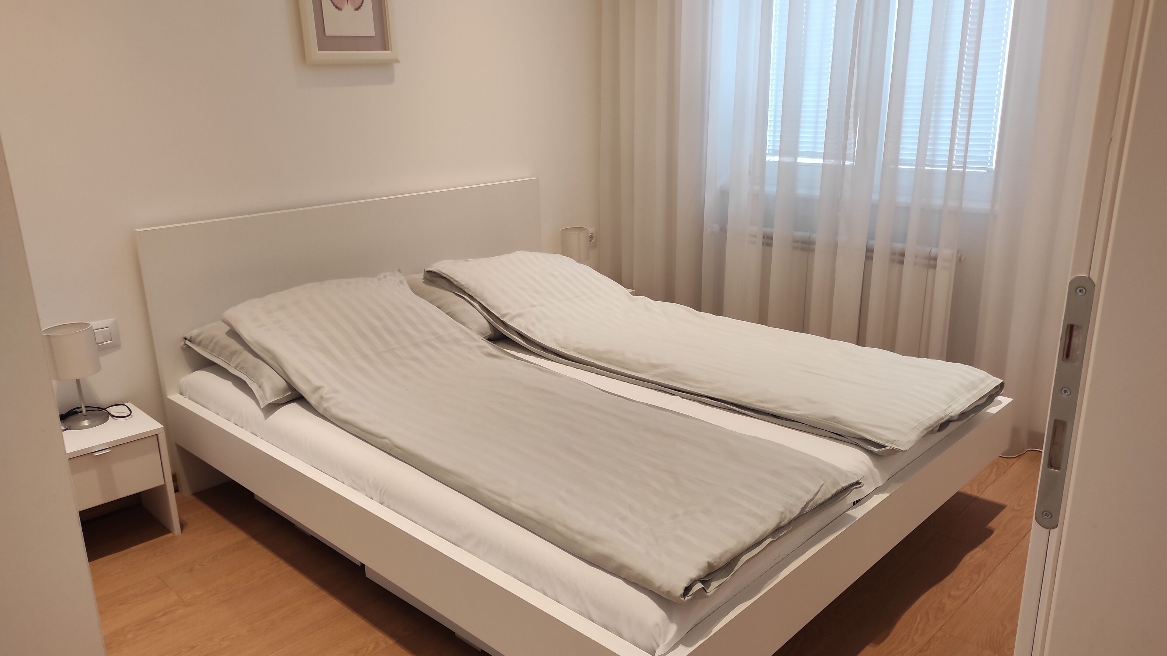 Hochwertige Bettwaren, Betten mit Memory-Foam-Matratzen, Schreibtisch