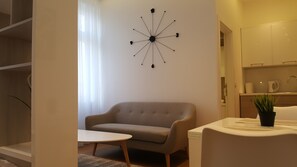 Studio Apartment | Sala de estar | Televisión de pantalla plana 