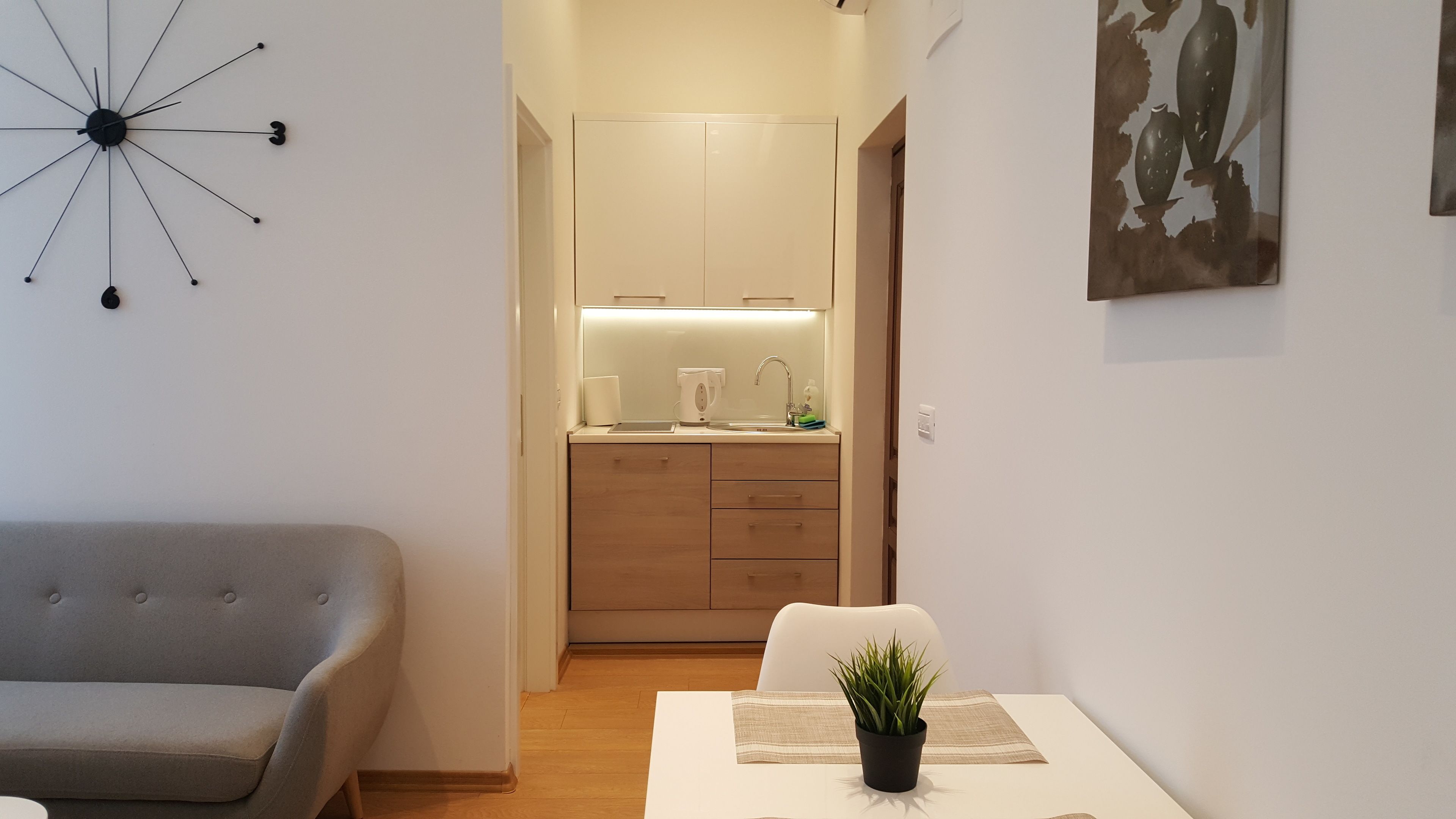 Refrigerador, placa de cocina, tetera/pava eléctrica, tostadora