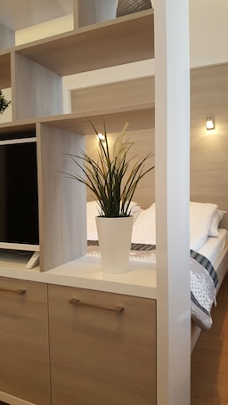 Studio Apartment | 高档床上用品、记忆海绵床垫、办公桌、隔音