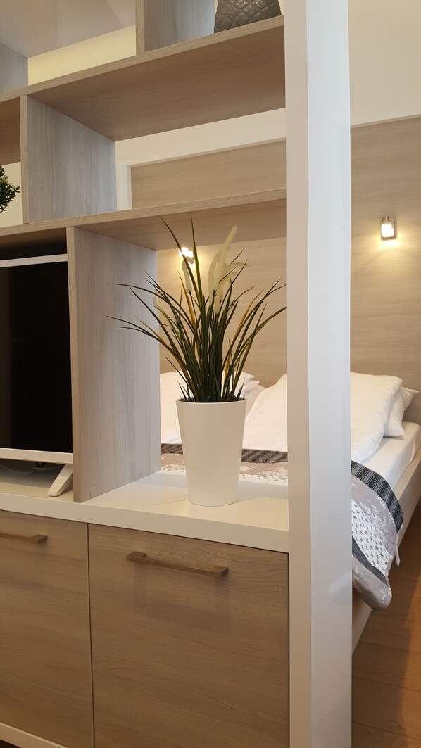 Studio Apartment | Ropa de cama de alta calidad, camas con efecto memoria y escritorio 