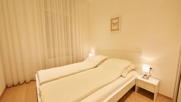 Deluxe-Apartment | Hochwertige Bettwaren, Betten mit Memory-Foam-Matratzen, Schreibtisch