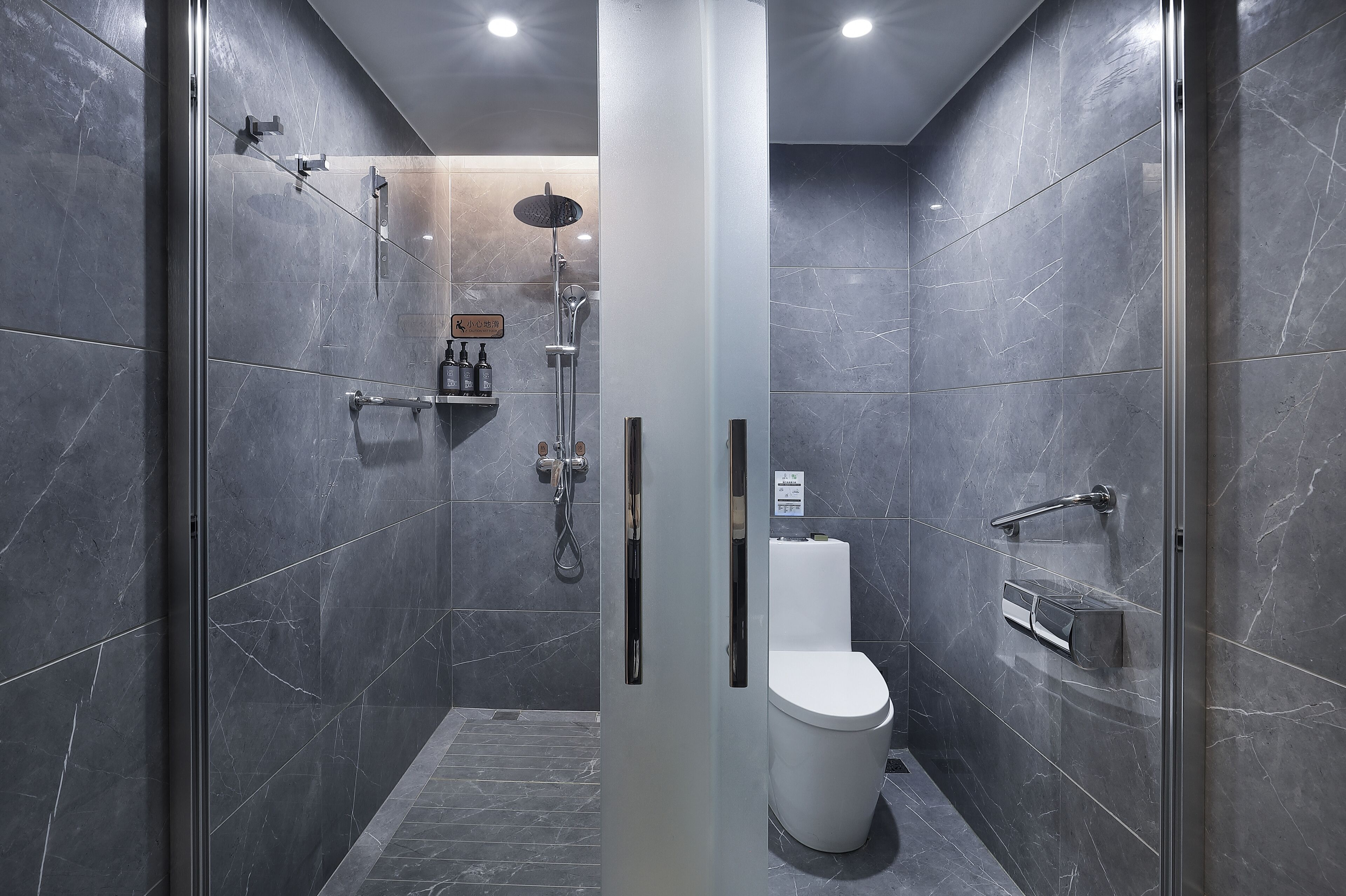 Een douche, een regendouche, gratis toiletartikelen, een haardroger