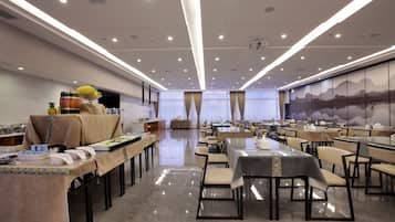 Daily buffet breakfast (CNY 30 per person)