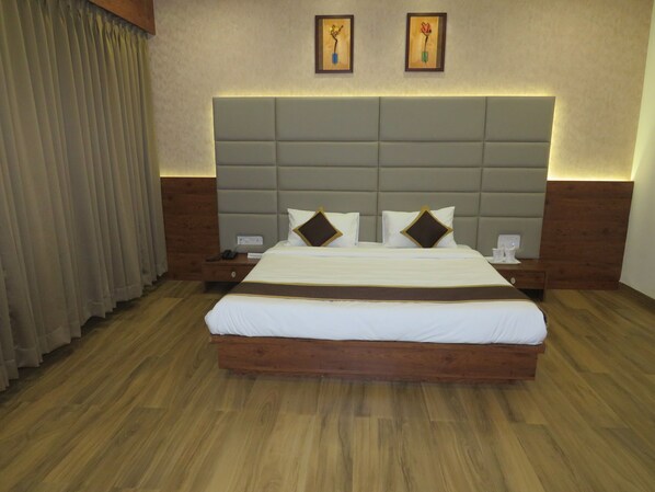 Superior-Doppelzimmer | Schreibtisch, Zustellbetten, kostenloses WLAN, Bettwäsche