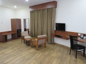 Superior-Doppelzimmer | Schreibtisch, Zustellbetten, kostenloses WLAN, Bettwäsche