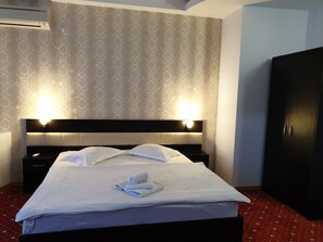 Minibar, bureau, chambres insonorisées, fer et planche à repasser