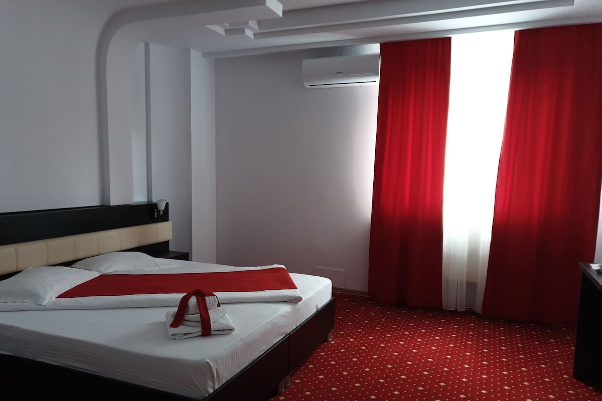 Minibar, escritorio, insonorización y tabla de planchar con plancha