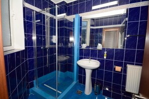 Free toiletries, hair dryer, bathrobes, slippers - Hotel Magic City Center (Pitesti)