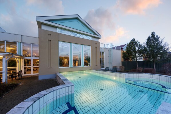 A modern house with a swimming pool, large windows, and a covered patio area. - Hotel Hochsauerland by Center Parcs (Medebach)