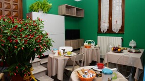 Frokost med lokale retter er inkludert hver dag