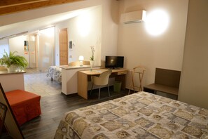 Suite, plusieurs lits, non-fumeurs | Bureau, Wi-Fi gratuit