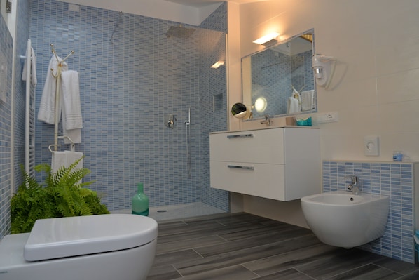 Double Room, 1 Queen Bed, Non Smoking | Bathroom