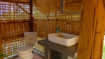 Deluxe Cabin, Private Bathroom | Bathroom | Shower, free toiletries, towels
