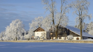 A snow-covered landscape with a rustic barn and trees. - Maison d'hôtes Le Pré Oudot (Fournets-Luisans)