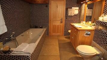 Chambre Double ( La chambre de lâHorloger) | Salle de bain | Articles de toilette Ă©cologiques, sĂšche-cheveux, peignoirs