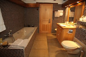 Dobbeltrom ( La chambre de l’Horloger) | Bad | Miljøvennlige toalettsaker, hårføner, badekåper og håndklær