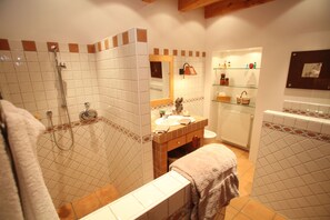 Habitación doble ( La chambre Alpage) | Baño | Amenidades de baño ecológicas, secadora de cabello, batas, toallas 