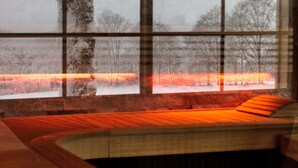 A room with a large window overlooking a snowy landscape. - Maison d'hôtes Le Pré Oudot (Fournets-Luisans)