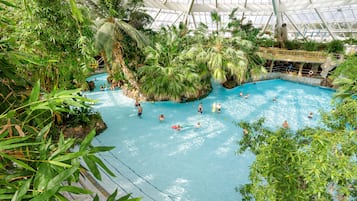 Piscine couverte, piscine extérieure, maîtres-nageurs sur place