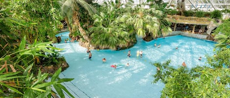 Piscine couverte, piscine extérieure, maîtres-nageurs sur place