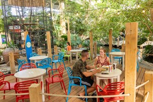 3 间餐厅，供应午餐和晚餐，德国菜