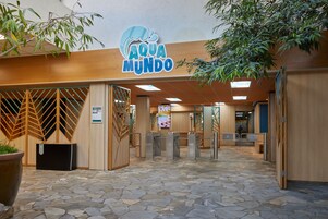 室内游泳池，室外游泳池，10:00 至 21:00 开放，现场救生员