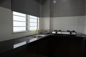 Apartamento família, 3 quartos | Cozinha americana privada | Geladeira, cooktop